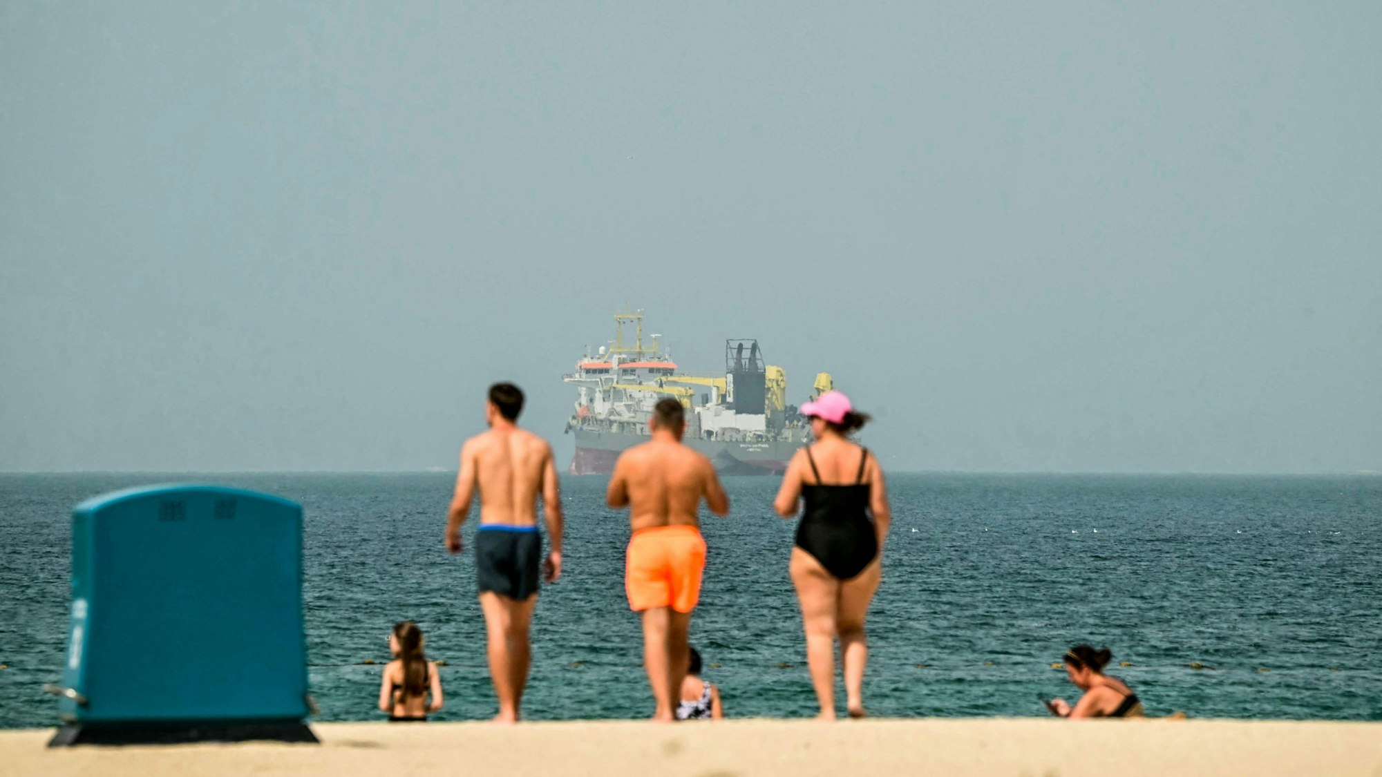 Urlauber und Urlauberinnen genießen die Sonne am Strand in Dubai. Der AFP-Fotograf machte das Foto am 2. März 2026.