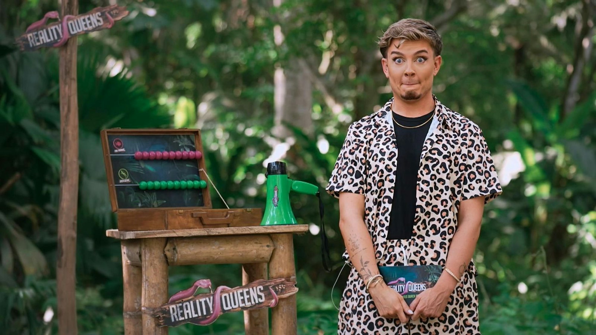 Angesichts der verbalen Entgleisungen seiner Kandidatinnen blieb auch Moderator Twenty4Tim die Sprache weg. (Bild: RTL)