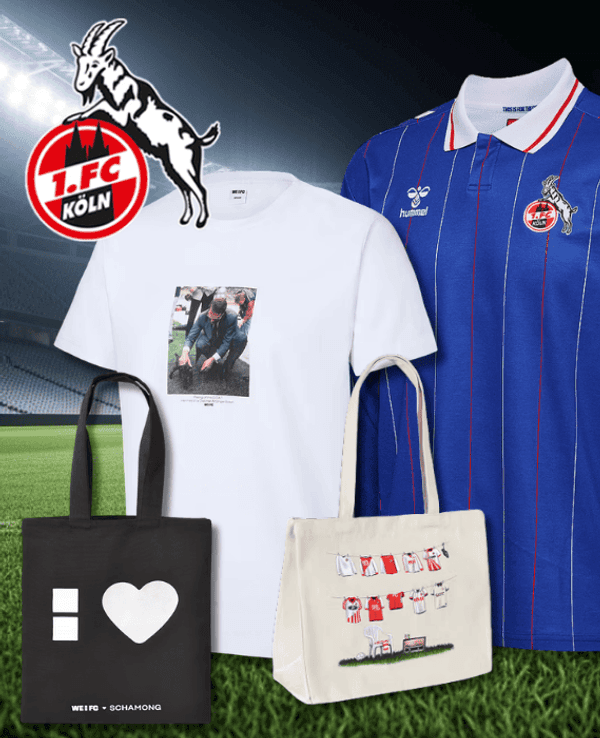 Verschiedene WE:FC Produkte wie das neue WE:FC Jersey in Langarm und Kurzarm und andere Oberteile und Taschen vor einem Stadion Hintergrund.