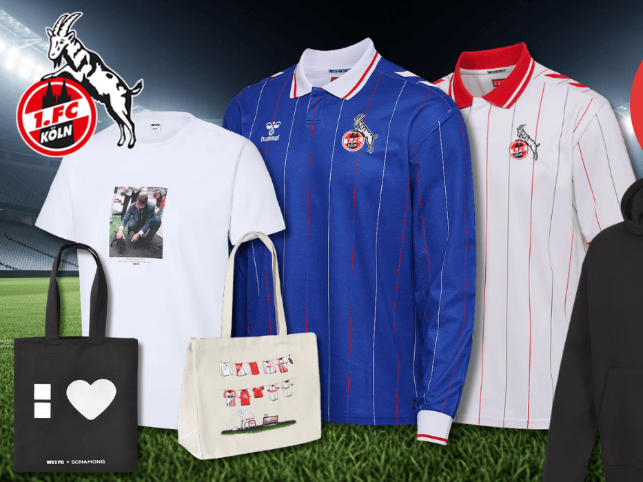 Verschiedene WE:FC Produkte wie das neue WE:FC Jersey in Langarm und Kurzarm und andere Oberteile und Taschen vor einem Stadion Hintergrund.