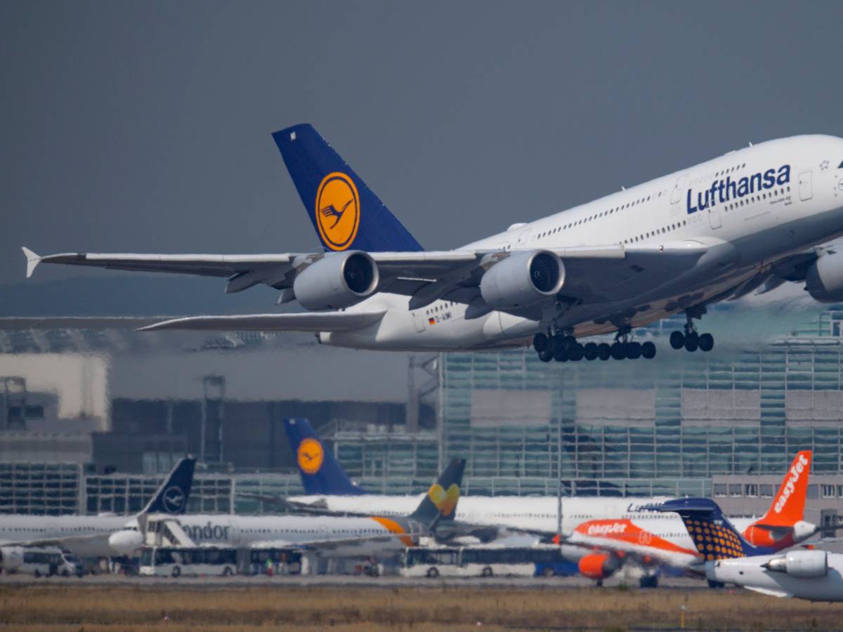 Eine Passagiermaschine vom Typ Airbus A-380 der Lufthansa. (Symbolfoto)