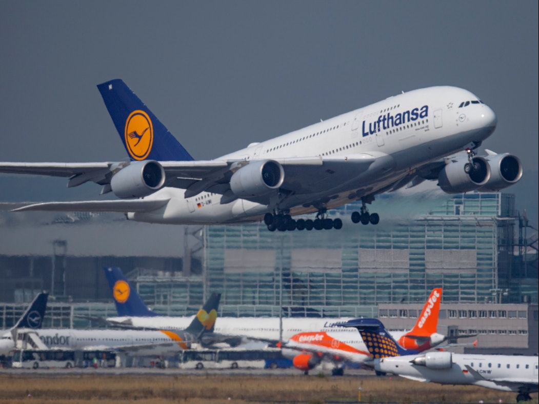 Eine Passagiermaschine vom Typ Airbus A-380 der Lufthansa startet. Wie Außenminister Wadephul jetzt bestätigte, habe er mit Lufthansa-Chef Carsten Spohr über eine Rückholaktion von Reisenden gesprochen. Die Airline habe grundsätzlich Kapazitäten, heißt es.