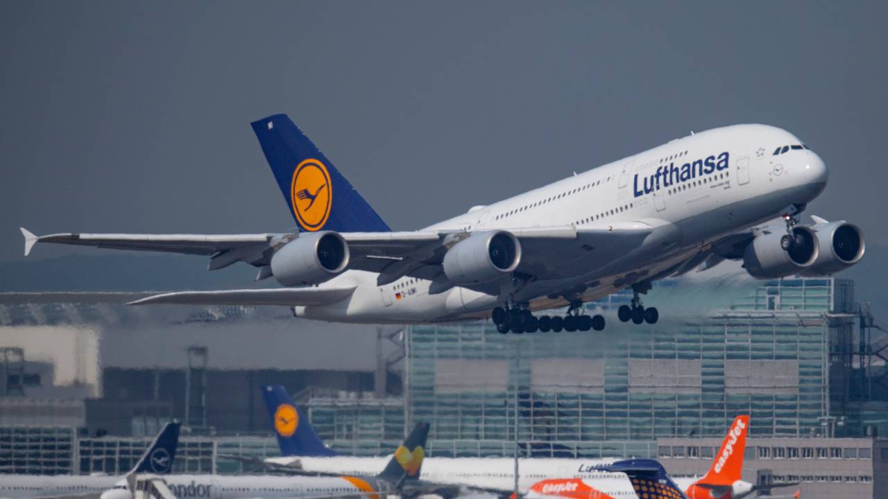 Eine Passagiermaschine vom Typ Airbus A-380 der Lufthansa. (Symbolfoto)