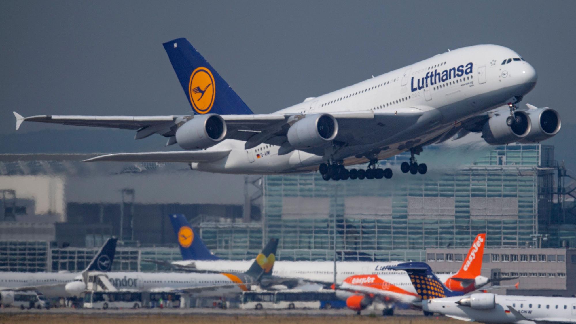 Eine Passagiermaschine vom Typ Airbus A-380 der Lufthansa. (Symbolfoto)