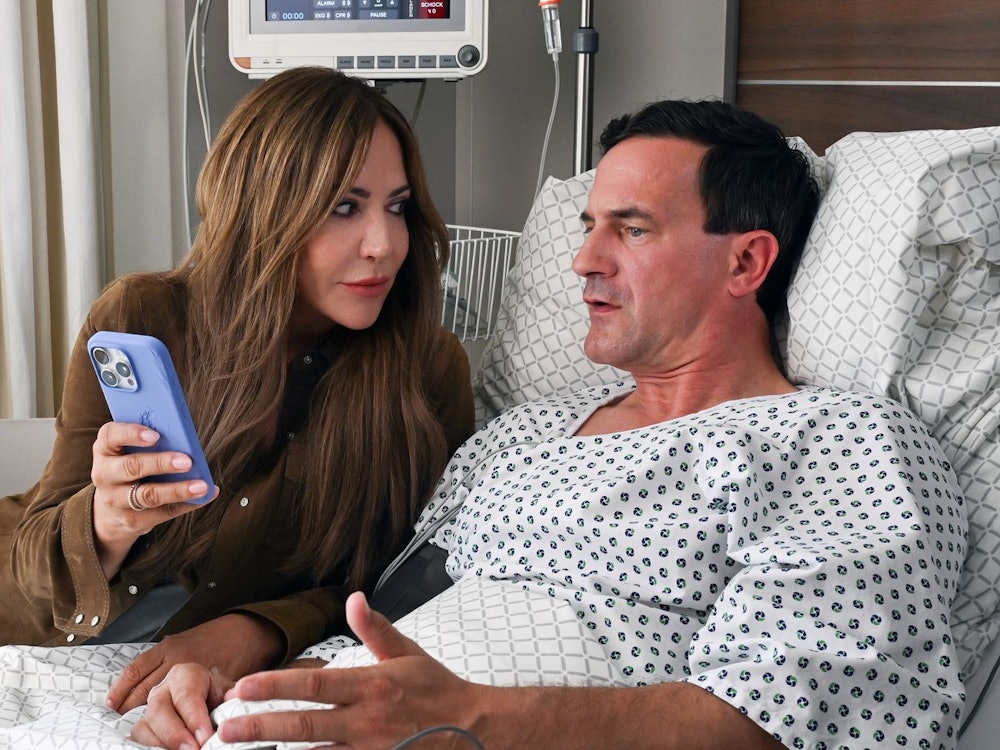 Schock nach dem Unfall: Friedel Gottwald (Sönke Möhring) hat Erinnerungslücken und hält sich für einen 16-jährigen Teenager. Katja Baumann (Simone Thomalla) versucht, ihm zu helfen. (Bild: ZDF/Barbara Bauriedl)