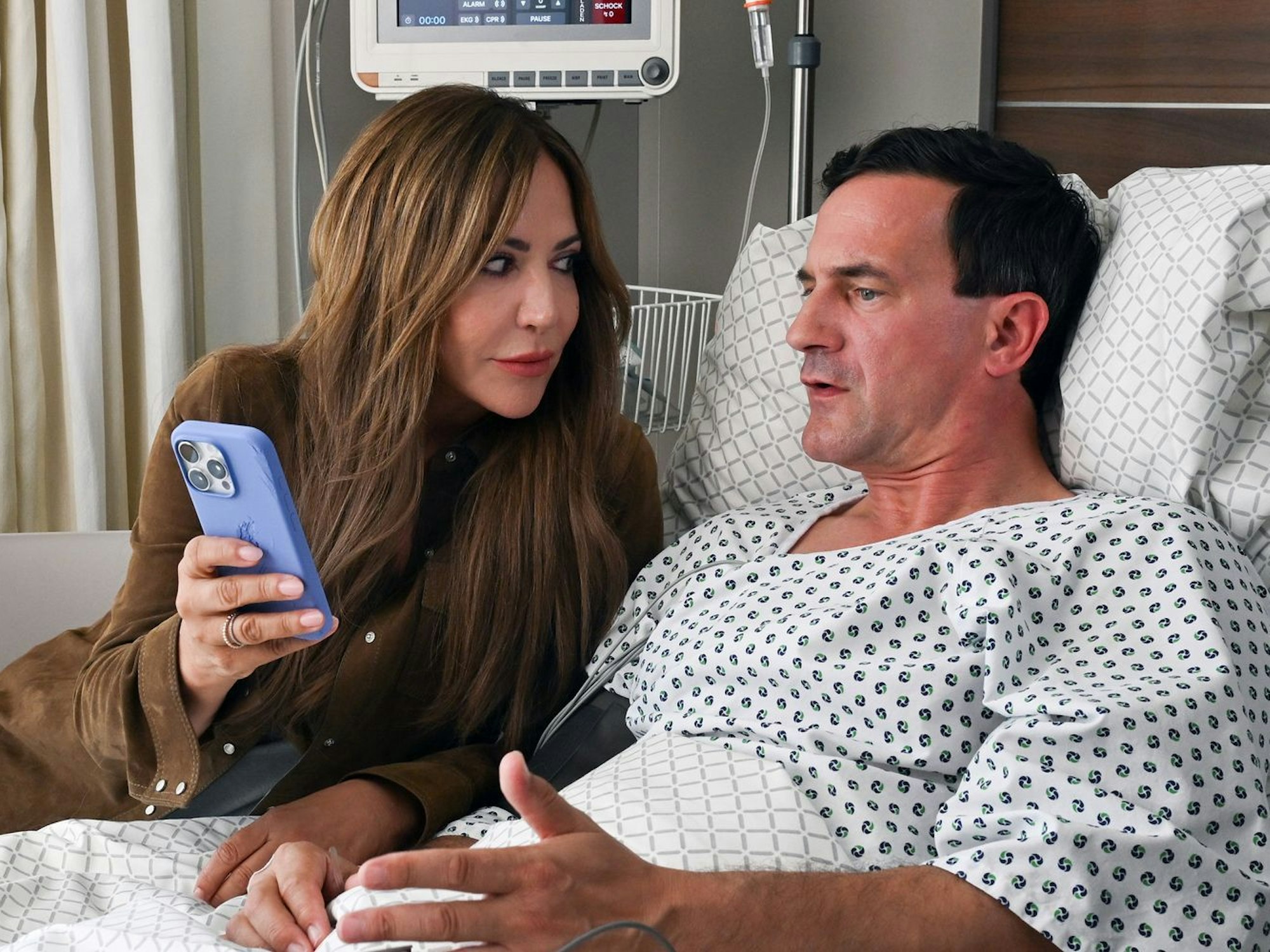 Schock nach dem Unfall: Friedel Gottwald (Sönke Möhring) hat Erinnerungslücken und hält sich für einen 16-jährigen Teenager. Katja Baumann (Simone Thomalla) versucht, ihm zu helfen. (Bild: ZDF/Barbara Bauriedl)