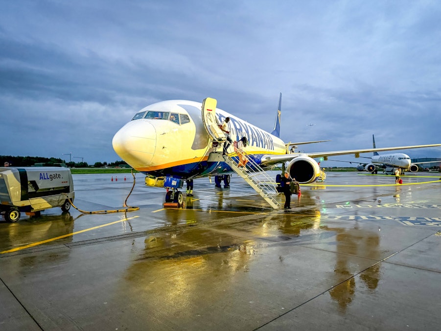 Flugzeug auf nassem Rollfeld, Passagiere steigen aus