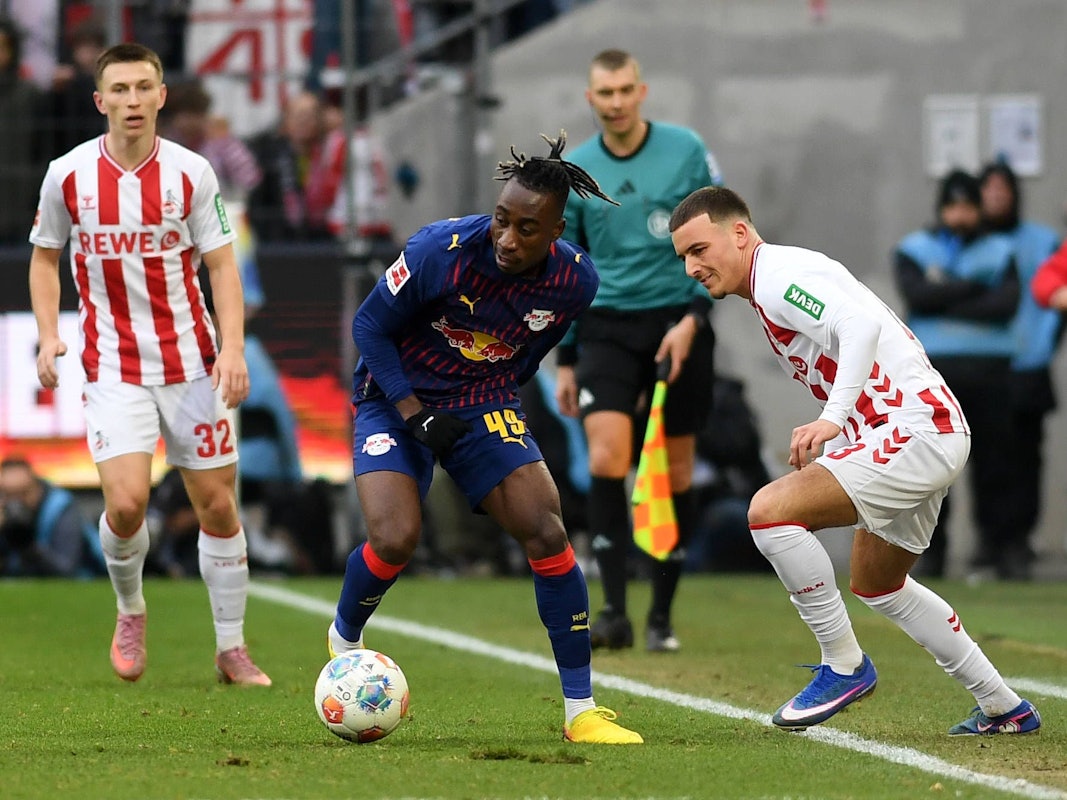 Yan Diomande und Said El Mala im Zweikampf.