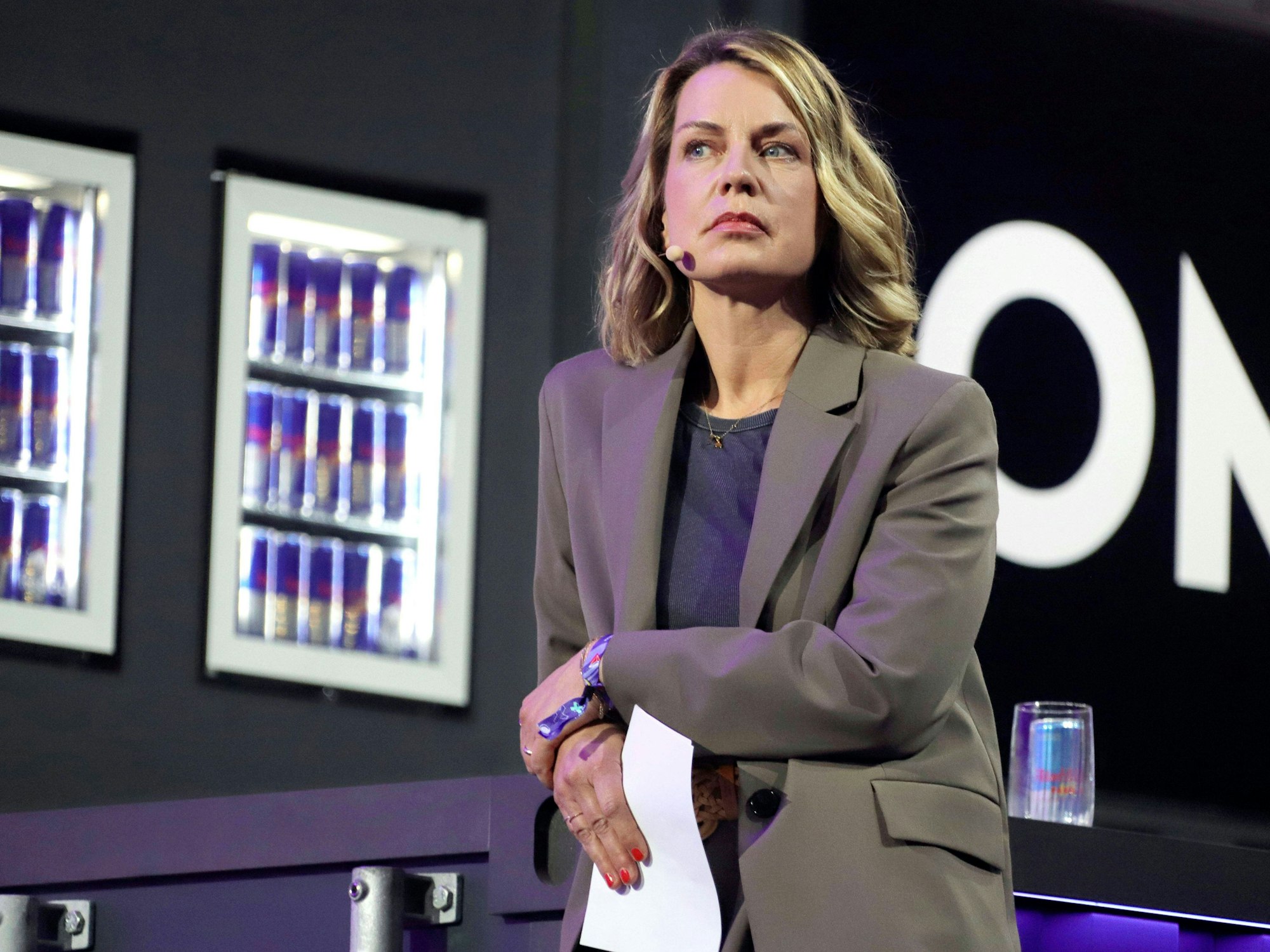 Jessy Wellmer, hier beim OMR Festival 2025 in den Messehallen Hamburg, hadert mit einem Verbot des Senders.