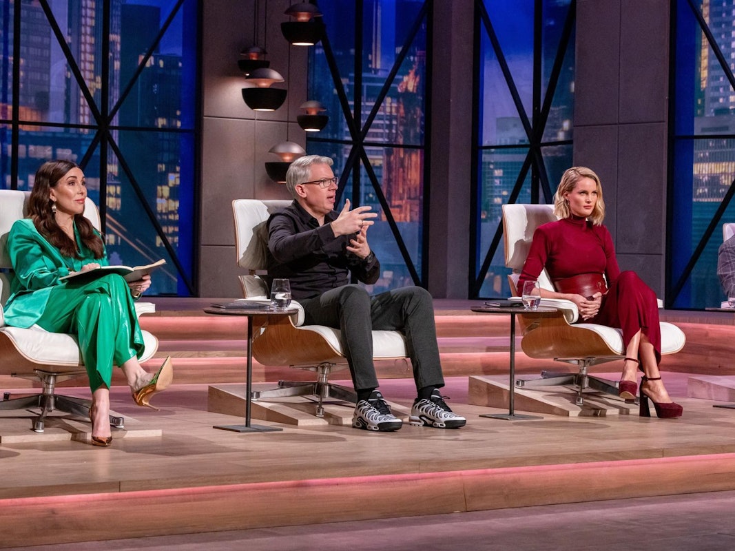 Es ist ein ernstes Thema, dass so viele Männer regelmäßige Besuche beim Urologen scheuen. Doch kann das wirklich durch einen (teuren) Selbsttest zu Hause geändert werden? Judith Williams (links), Frank Thelen und Janna Ensthaler sind skeptisch. (Bild: RTL / Bernd-Michael Maurer)