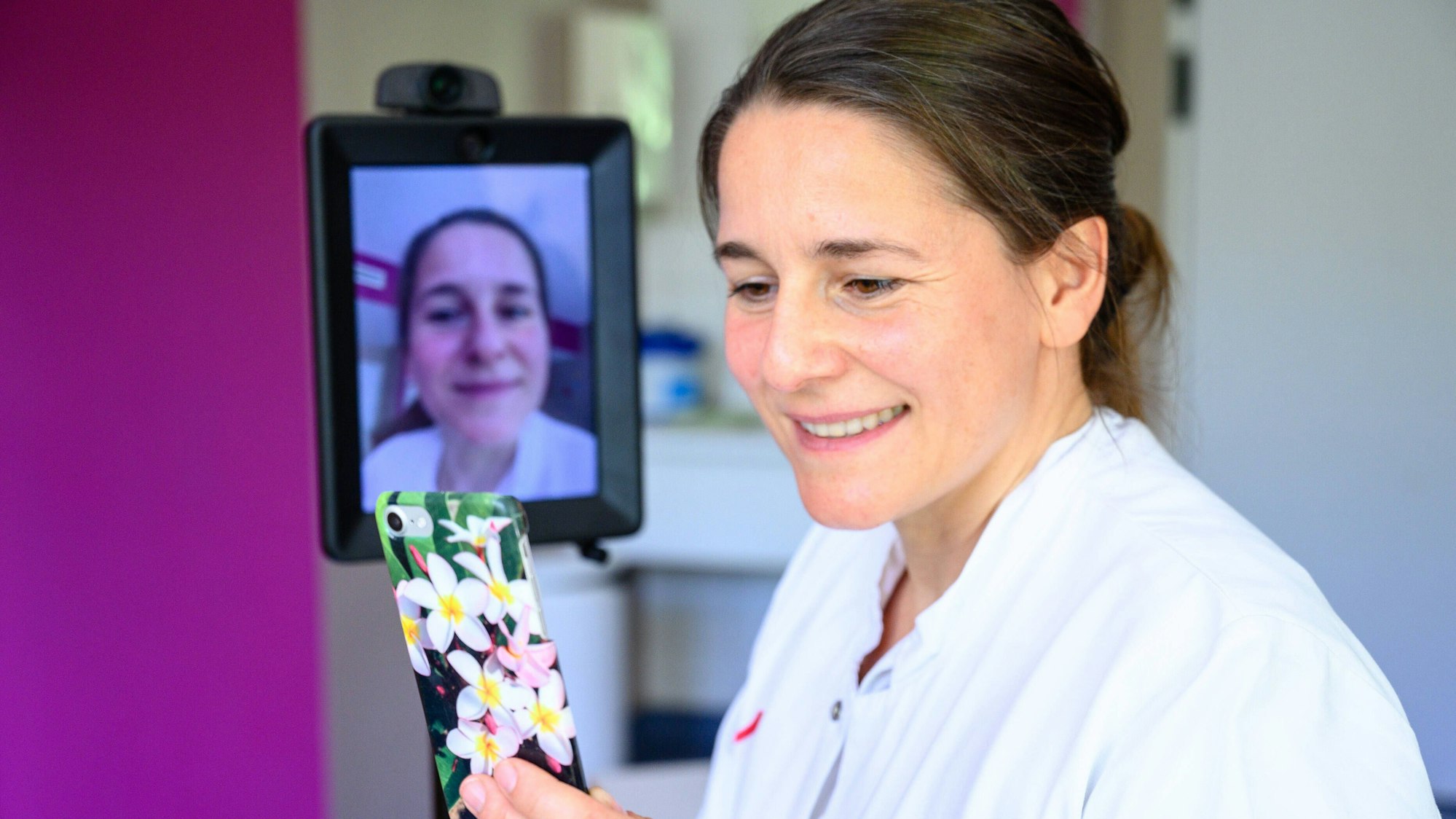 Dr. Mandy Mangler schaut auf ein Handy.