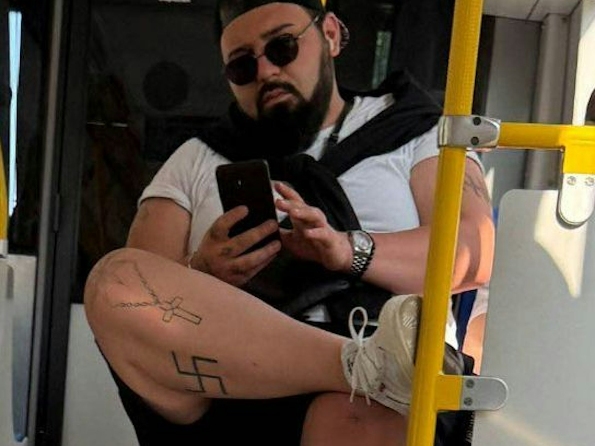 Die Polizei fahndet nach einem Mann mit einem Hakenkreuz-Tattoo.