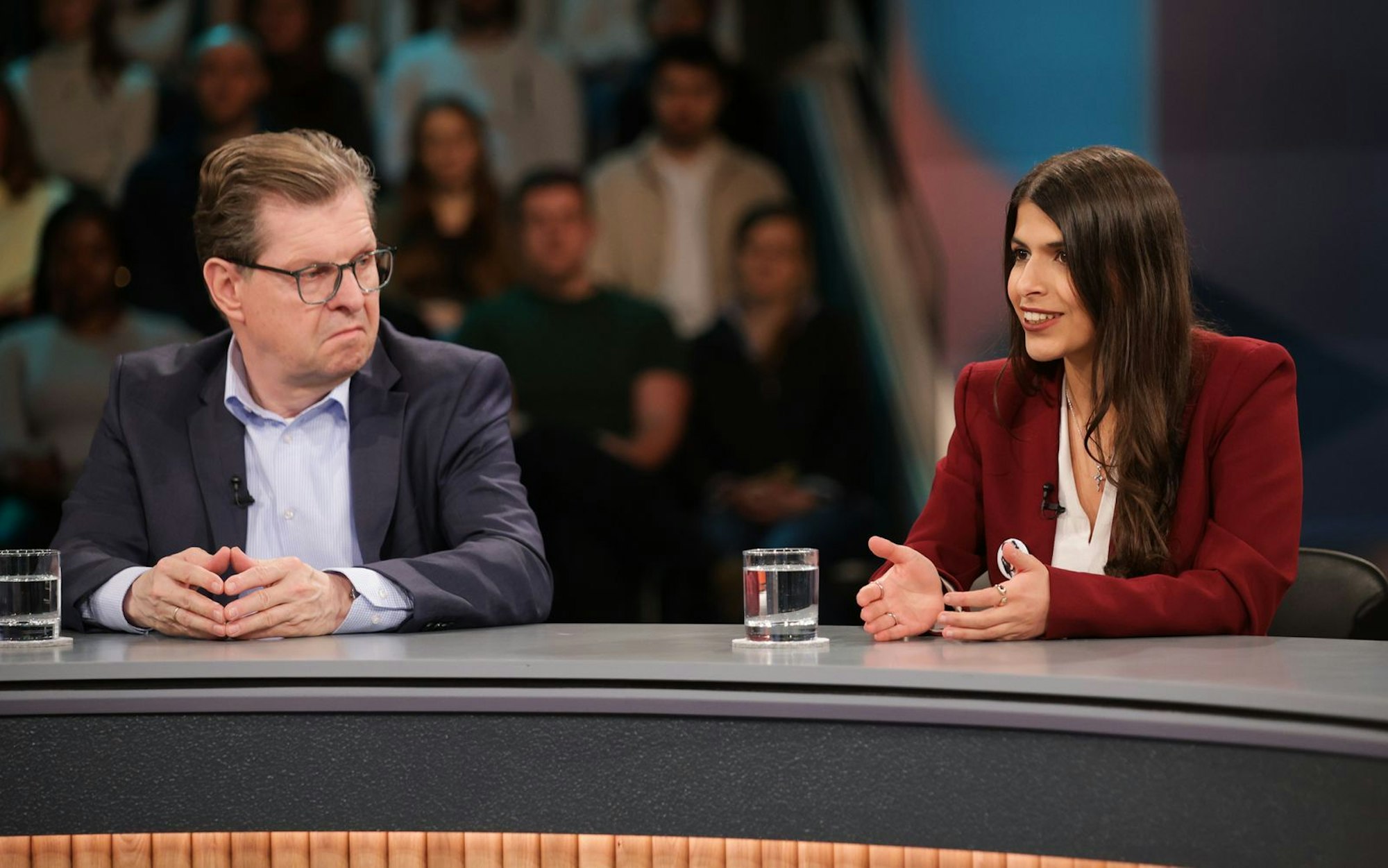 SPD-Außenpolitiker Ralf Stegner und die deutsch-iranische Studentin Daniela Sepehri diskutierten in „Hart aber fair“ über das Schicksal Irans. (Bild: WDR/Dirk Borm)