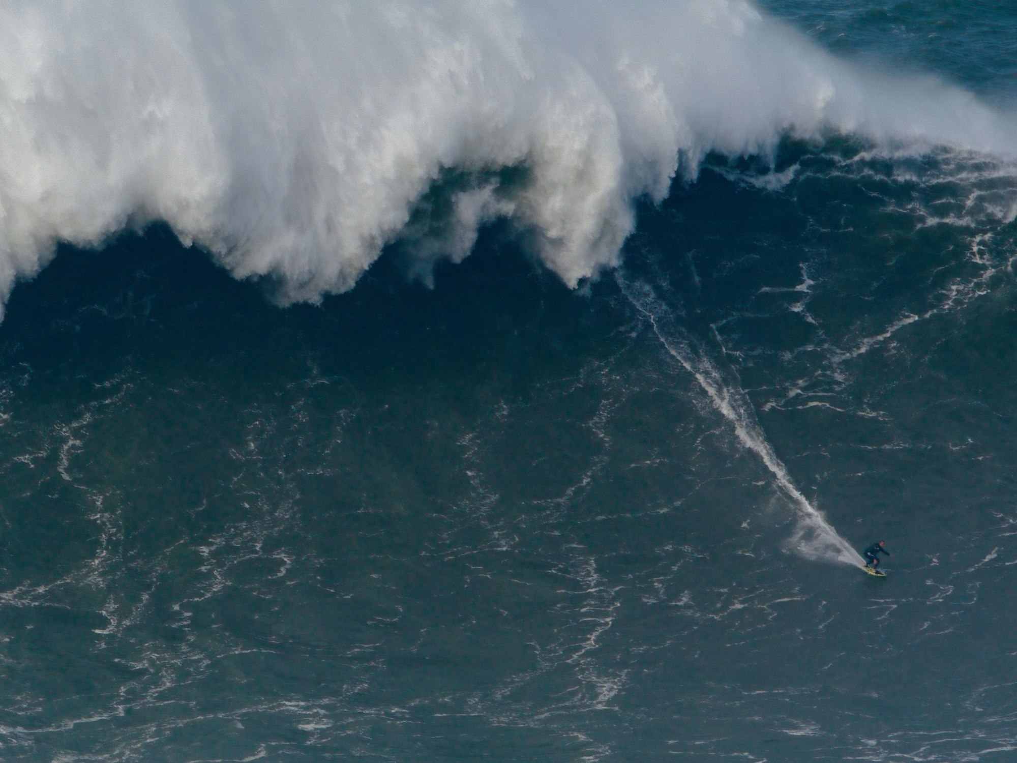 Sebastian Steudtner surft im Meer.