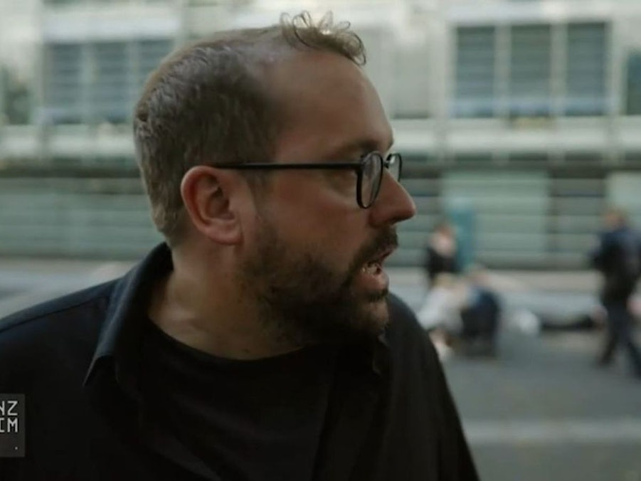 Paul Ronzheimer wird während seiner Sat.1-Reportage „Ronzheimer - Wie geht's, Deutschland?“ Zeuge einer Schlägerei. (Bild: Joyn/SAT.1)