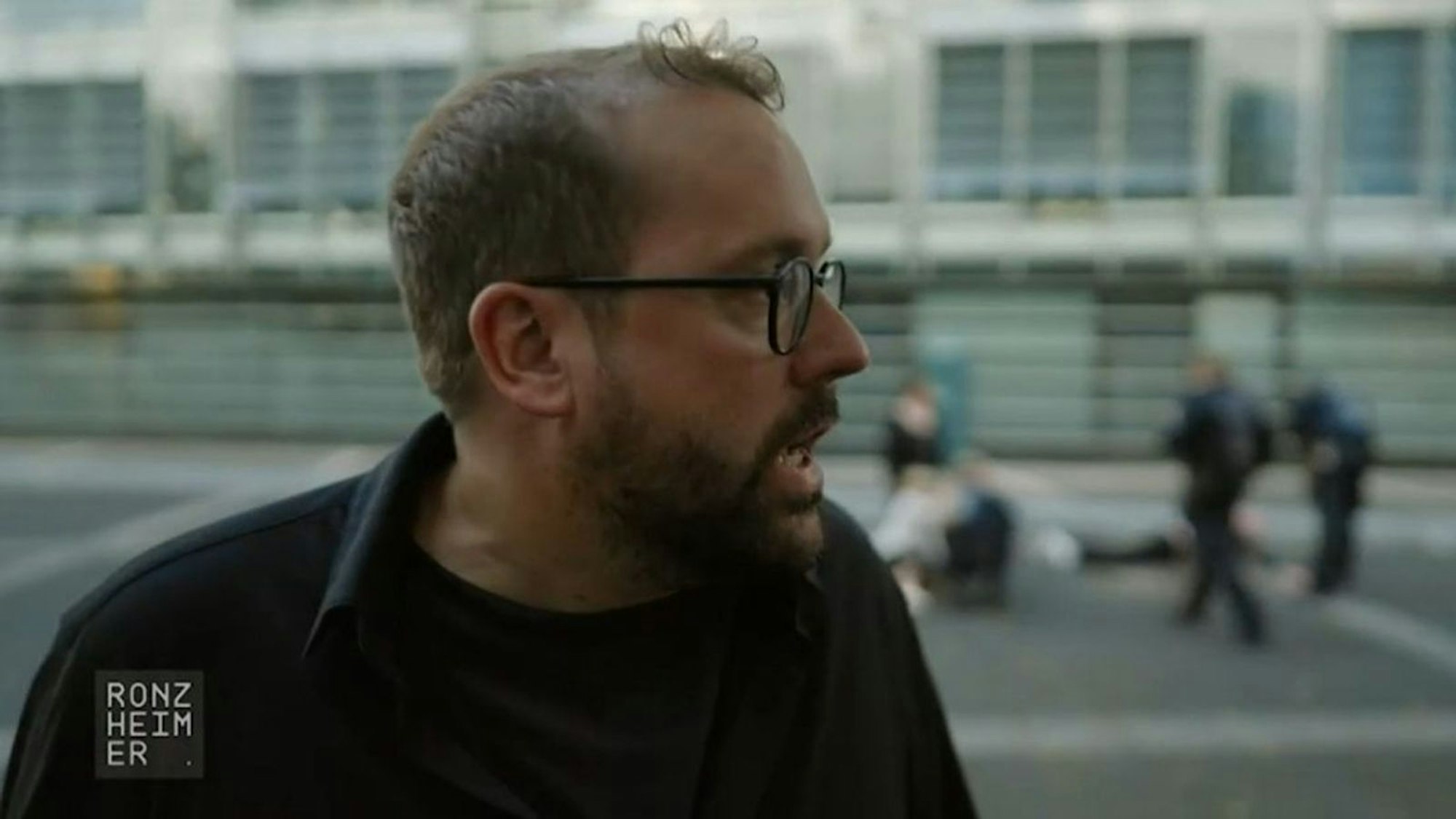 Paul Ronzheimer wird während seiner Sat.1-Reportage „Ronzheimer - Wie geht's, Deutschland?“ Zeuge einer Schlägerei. (Bild: Joyn/SAT.1)