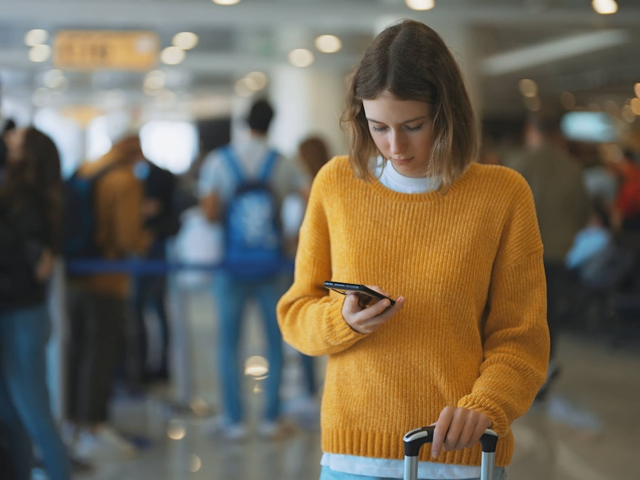 Reisende mit Gepäck im Flughafen