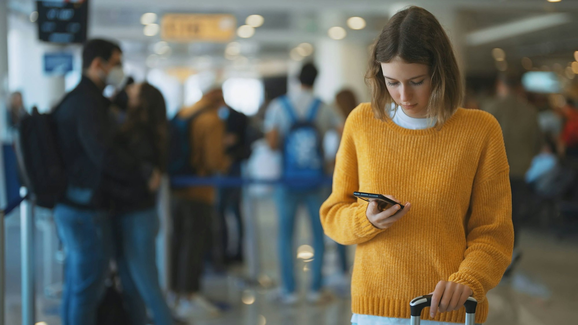 Reisende mit Gepäck im Flughafen