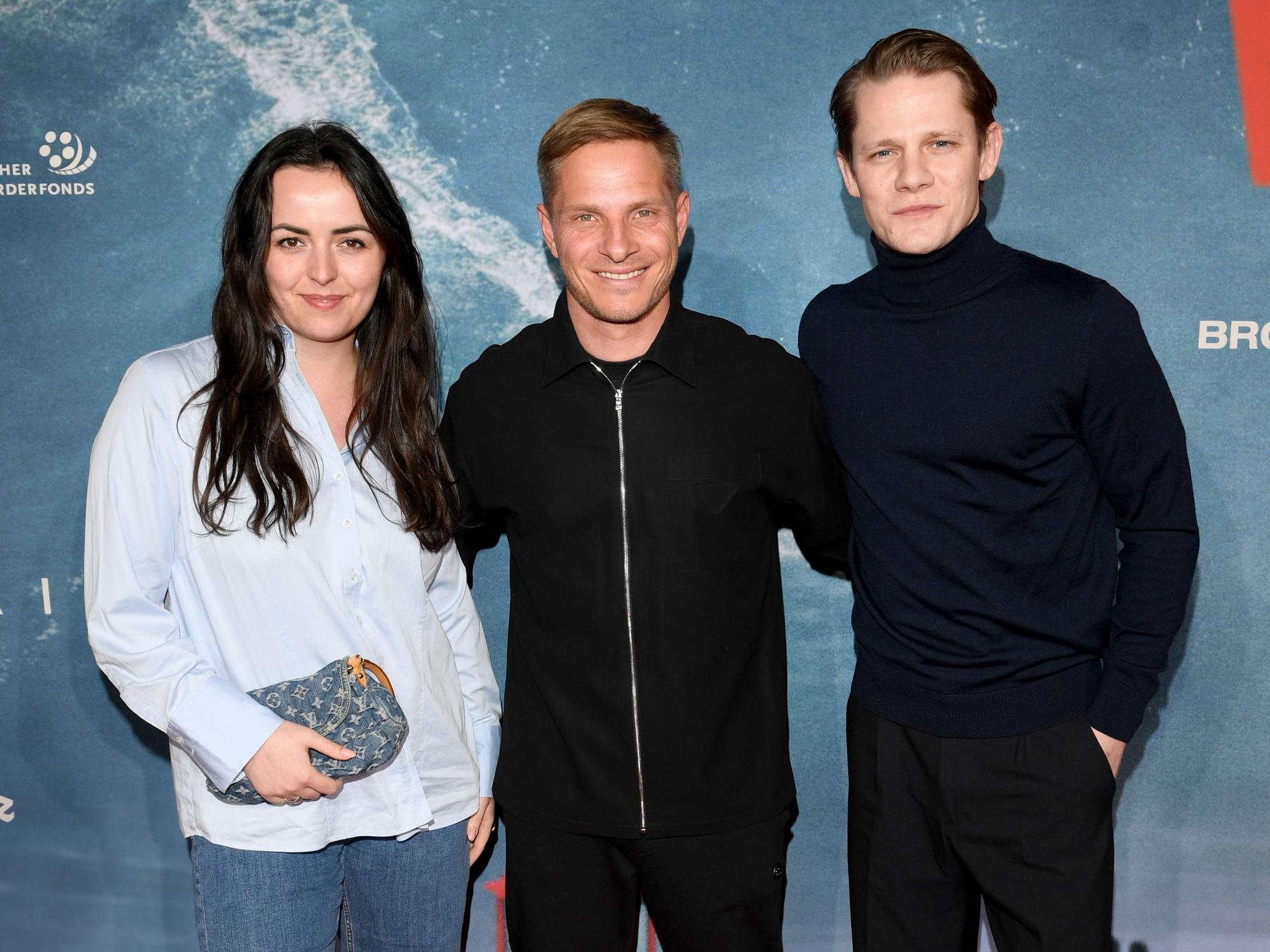 Max von der Groeben und Louise Farina mit Sebastian Steudtner.