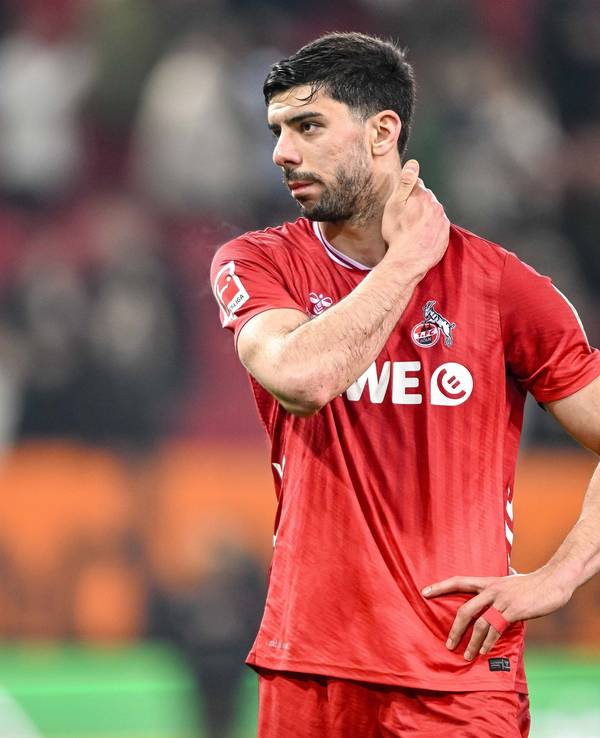 Cenk Özkacar (1. FC Köln) reagiert nach dem Spiel in Augsburg unzufrieden.