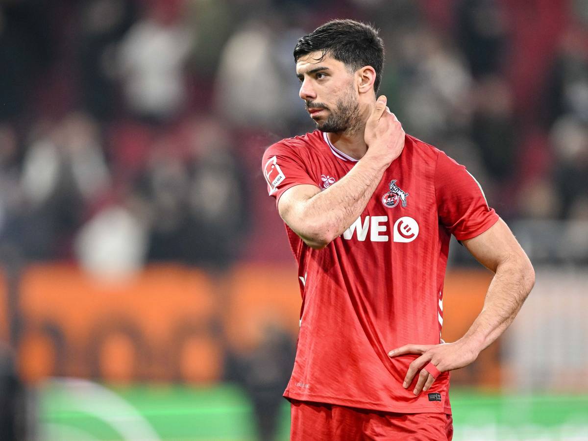 Cenk Özkacar (1. FC Köln) reagiert nach dem Spiel in Augsburg unzufrieden.