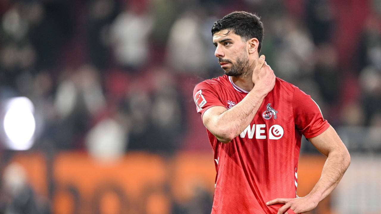 Cenk Özkacar (1. FC Köln) reagiert nach dem Spiel in Augsburg unzufrieden.