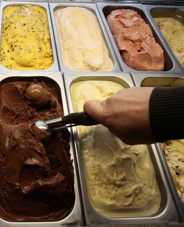 Ein Eisverkäufer formt in einer Eisdiele eine Kugel Eis. Was kostet in diesem Jahr eine Kugel Eis?