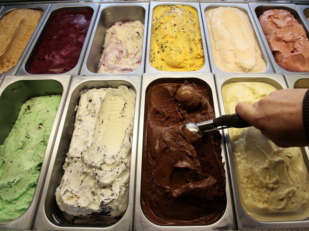 Ein Eisverkäufer formt in einer Eisdiele eine Kugel Eis. Was kostet in diesem Jahr eine Kugel Eis?