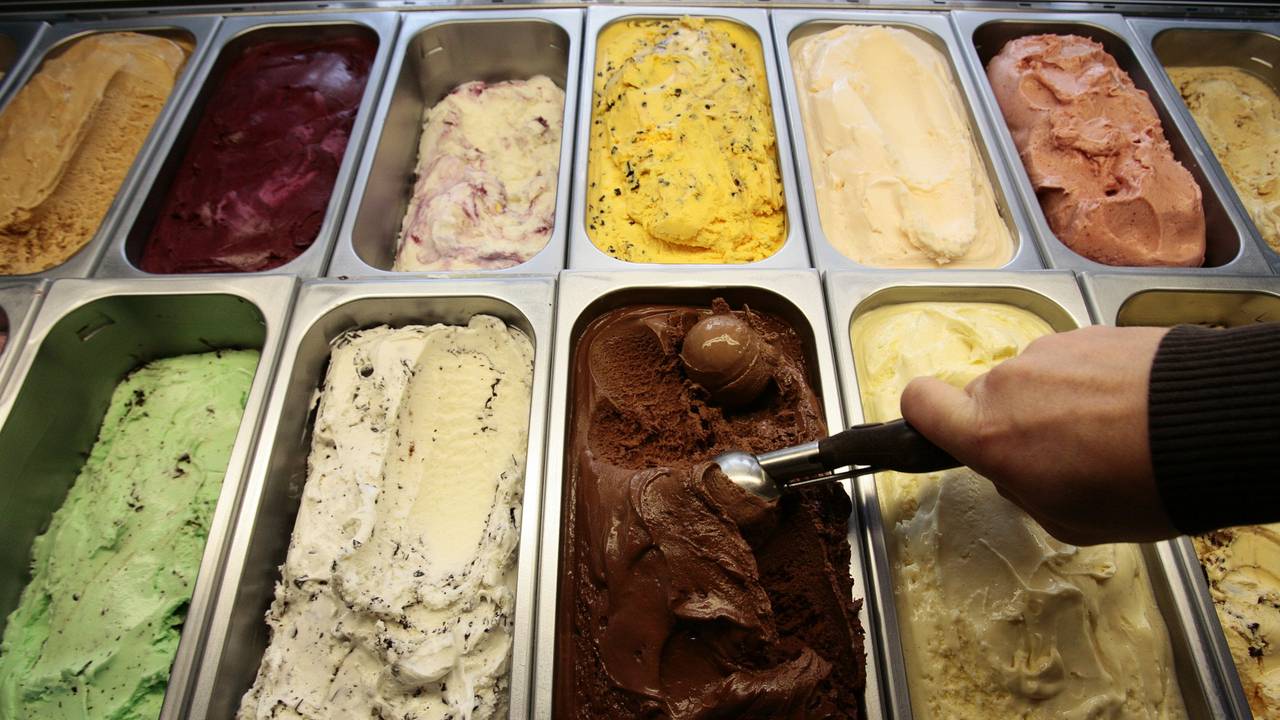 Ein Eisverkäufer formt in einer Eisdiele eine Kugel Eis. Was kostet in diesem Jahr eine Kugel Eis?