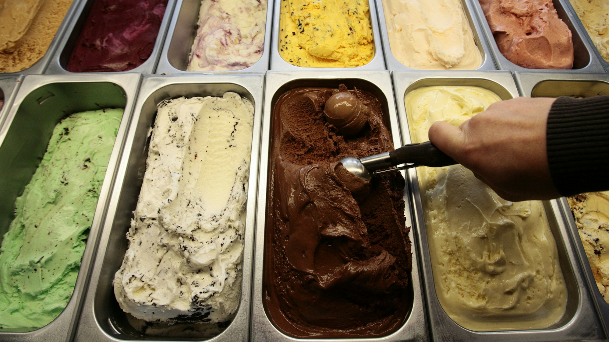 Ein Eisverkäufer formt in einer Eisdiele eine Kugel Eis. Was kostet in diesem Jahr eine Kugel Eis?