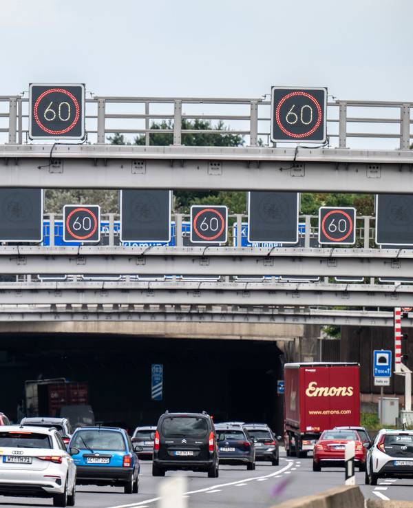 Autos fahren in einen Tunnel.