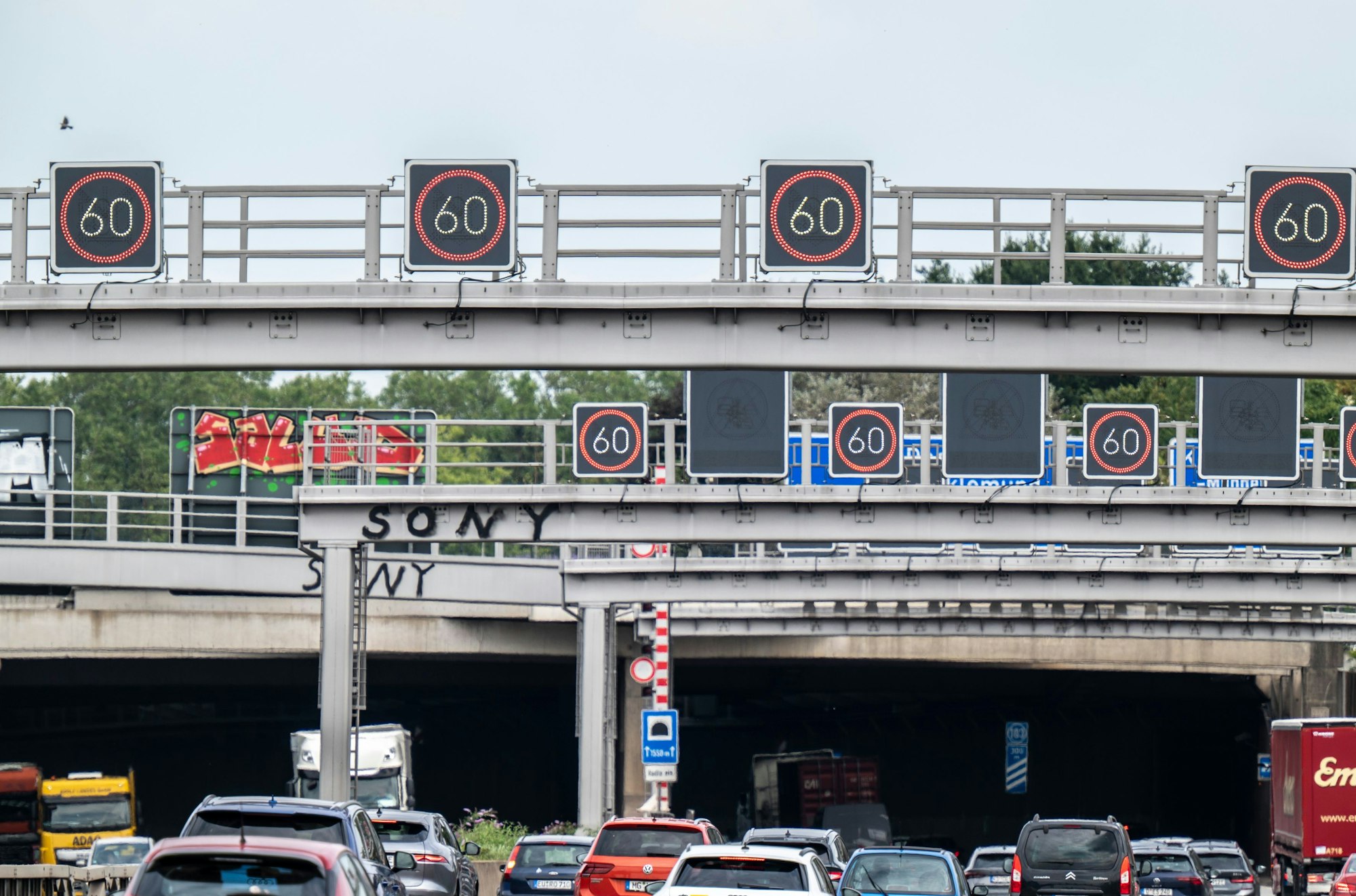 Kurz vor dem Autobahntunnel Lövenich kam es in Fahrtrichtung Dortmund zu einem Unfall. (Archivfoto)