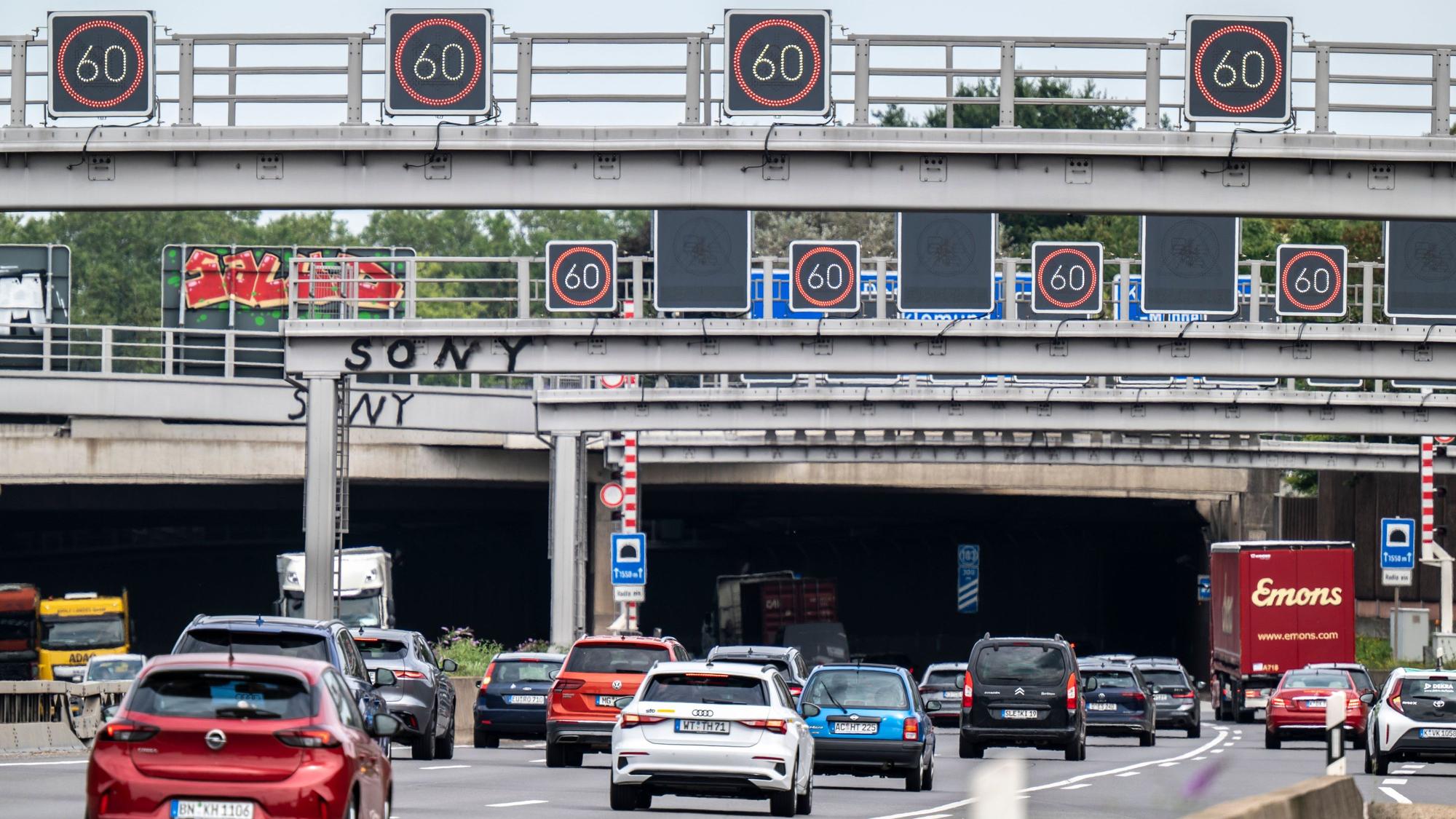 Autos fahren in einen Tunnel.