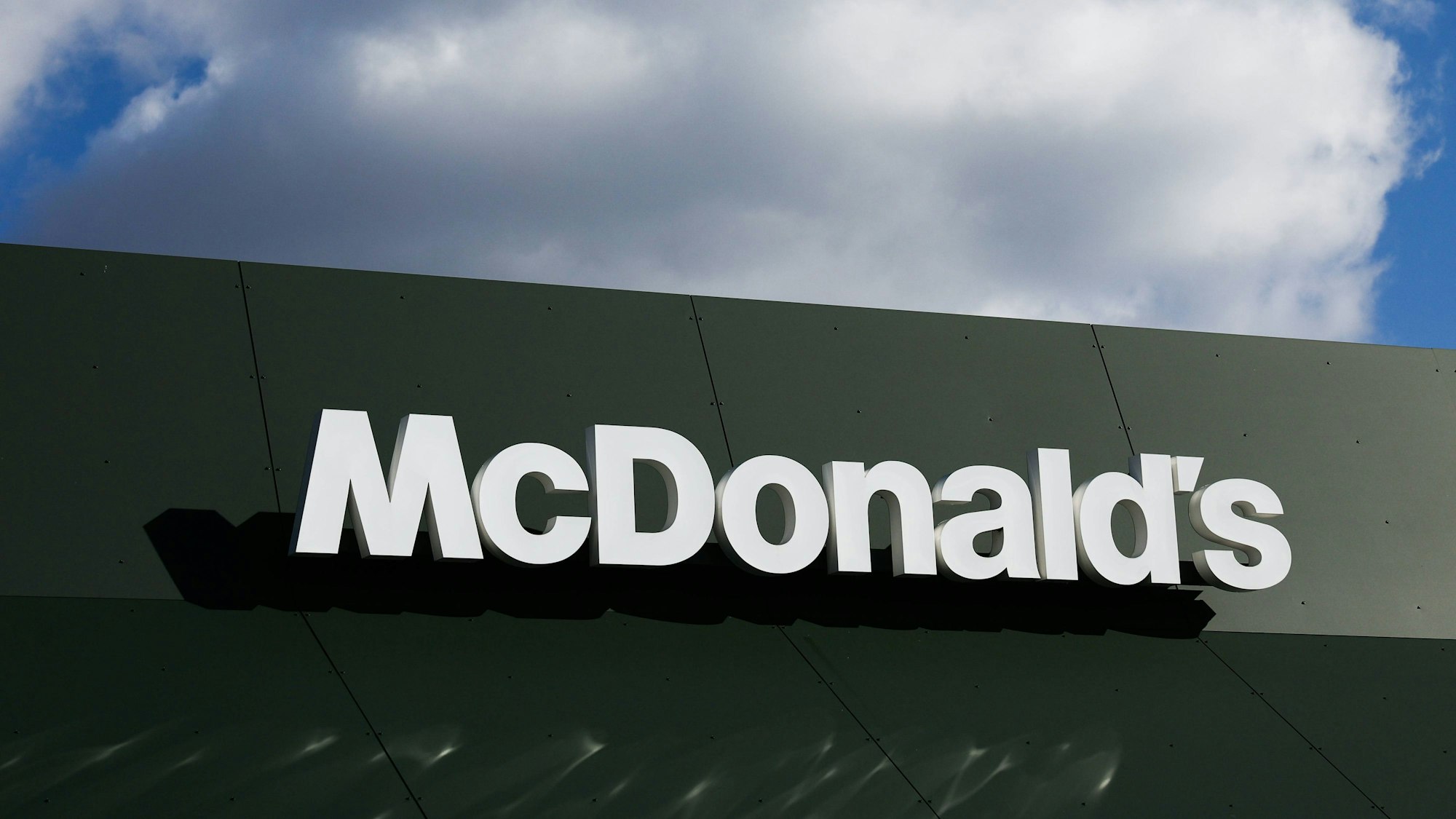 Eine McDonald's-Filiale in Köln wurde am Montagabend überfallen. (Symbolfoto)