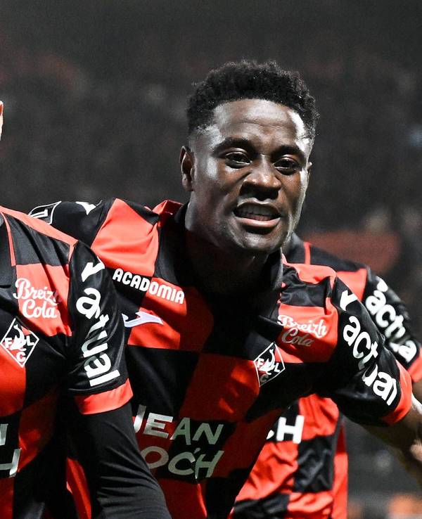 Pablo Pagis und Arsene Kouassi jubeln gemeinsam.