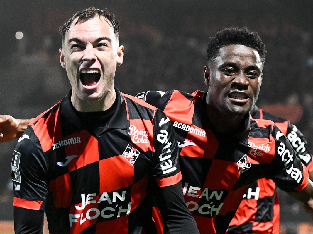 Pablo Pagis und Arsene Kouassi jubeln gemeinsam.