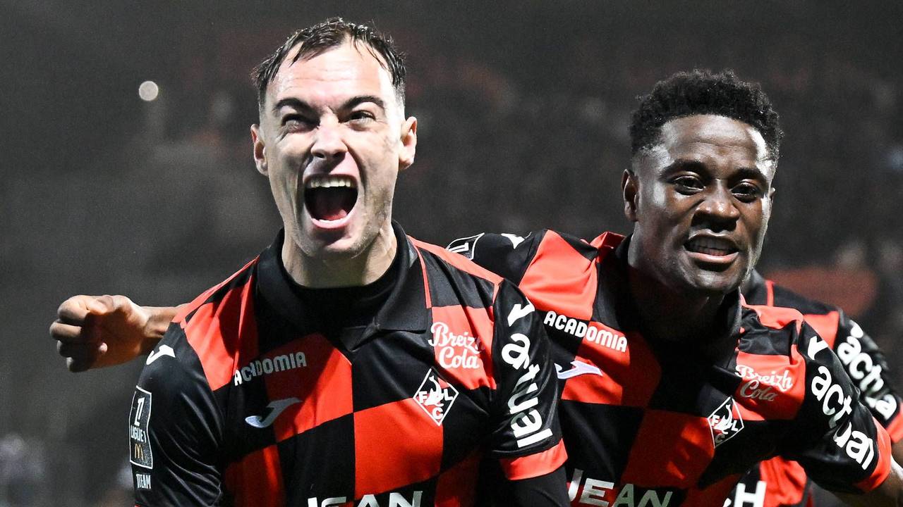 Pablo Pagis und Arsene Kouassi jubeln gemeinsam.