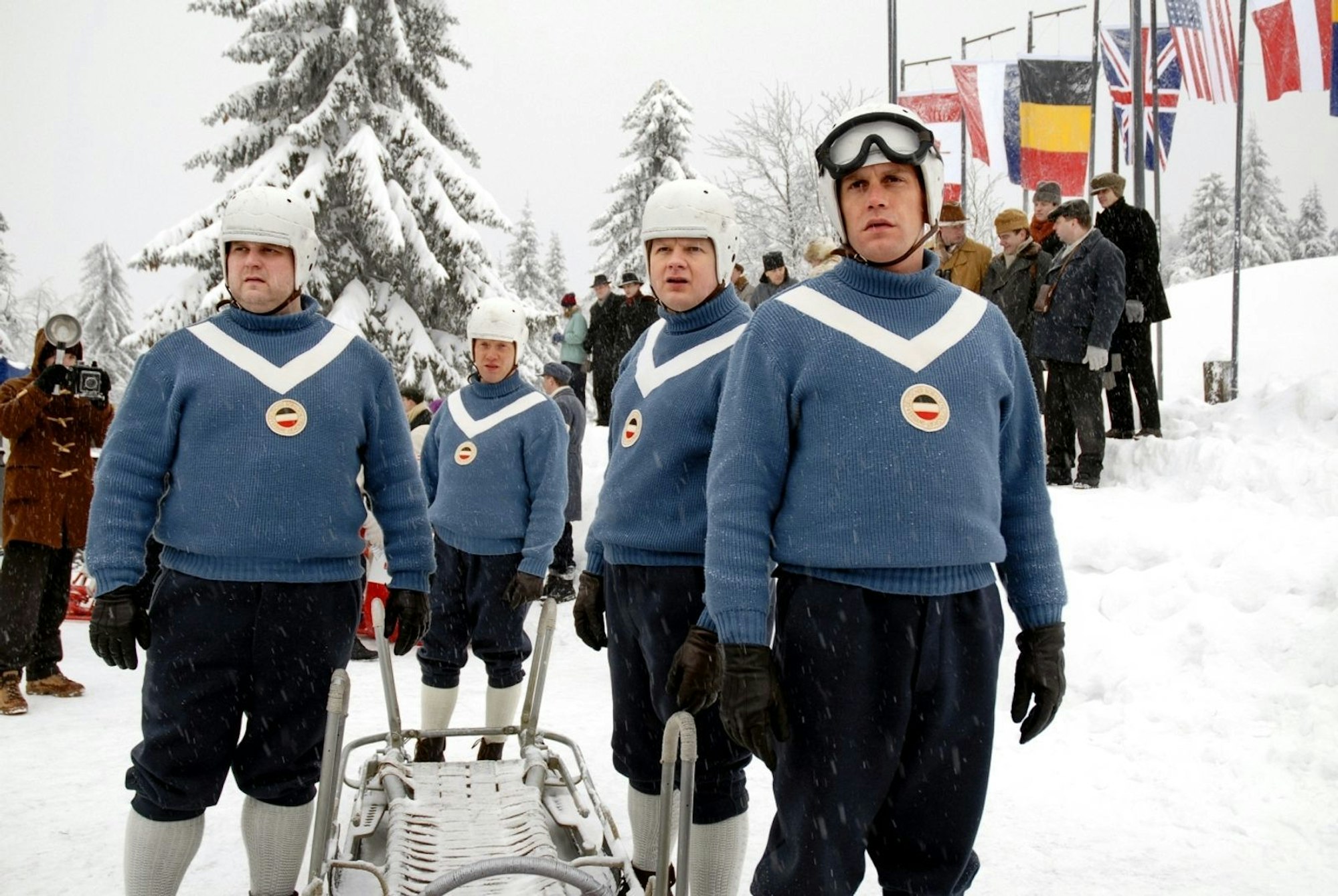 Komödienerfolg mit dem Film „Schwere Jungs“ (2006). Von links: Gustl (Antoine Monot), Leusl Peter (Simon Schwarz), Franzl (Michael A. Grimm), Gamser (Sebastian Bezzel) wollen bei den Olympischen Spielen 1952 im Viererbob Gold holen. (Bild: 2006 Constantin Film, München)