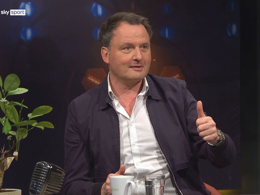 Thomas Wagner gestikuliert bei Sky, als es um den 1. FC Köln geht.