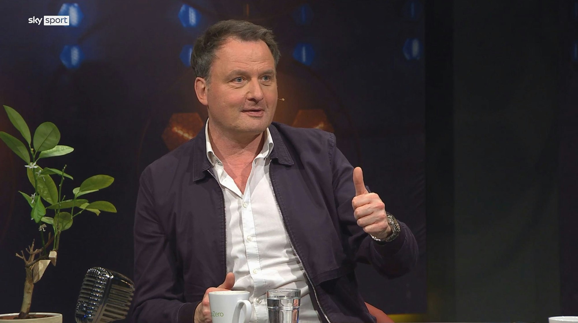 Thomas Wagner sitzt in der Sky-Show „Glanzparade“.