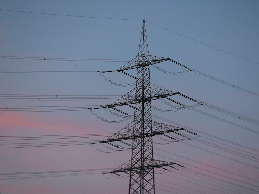 Strommast und Stromleitungen am Himmel