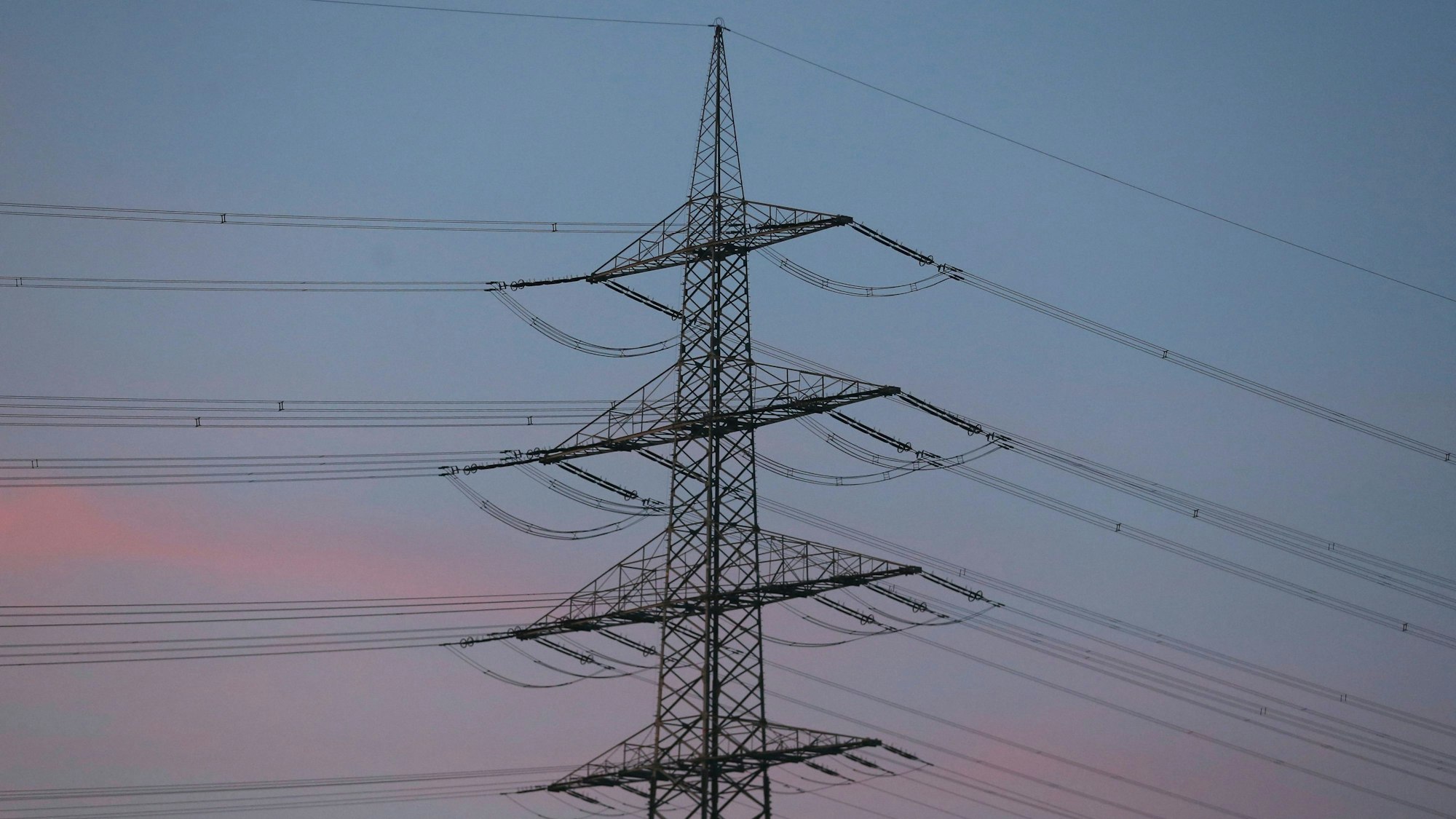 Strommast und Stromleitungen am Himmel