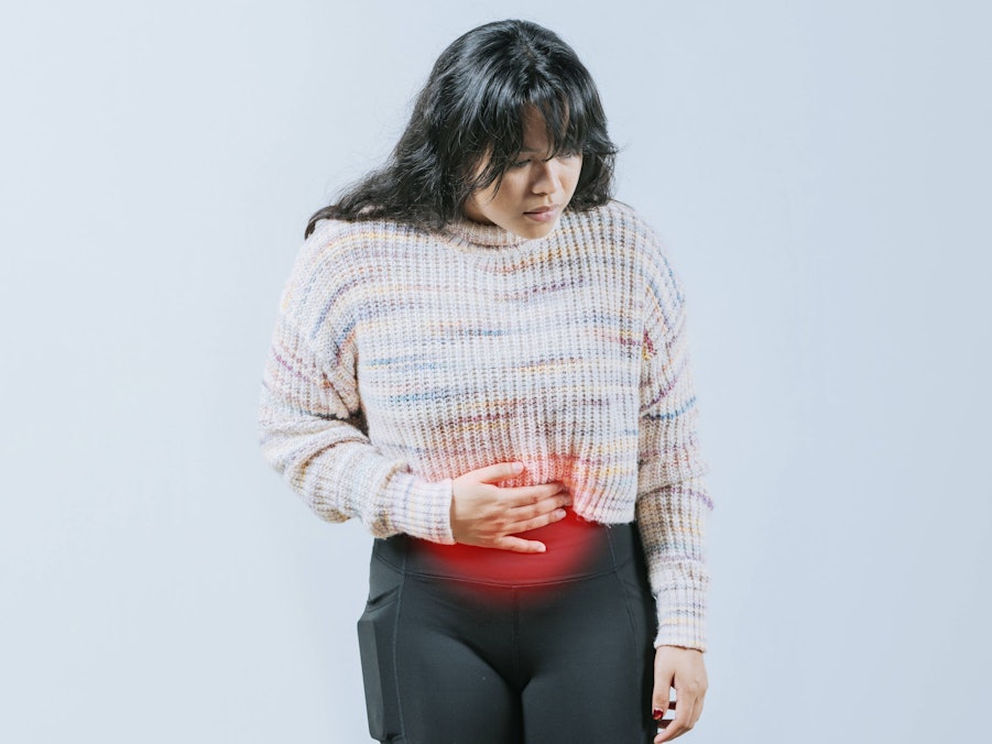 Junge Frau mit Bauchschmerzen