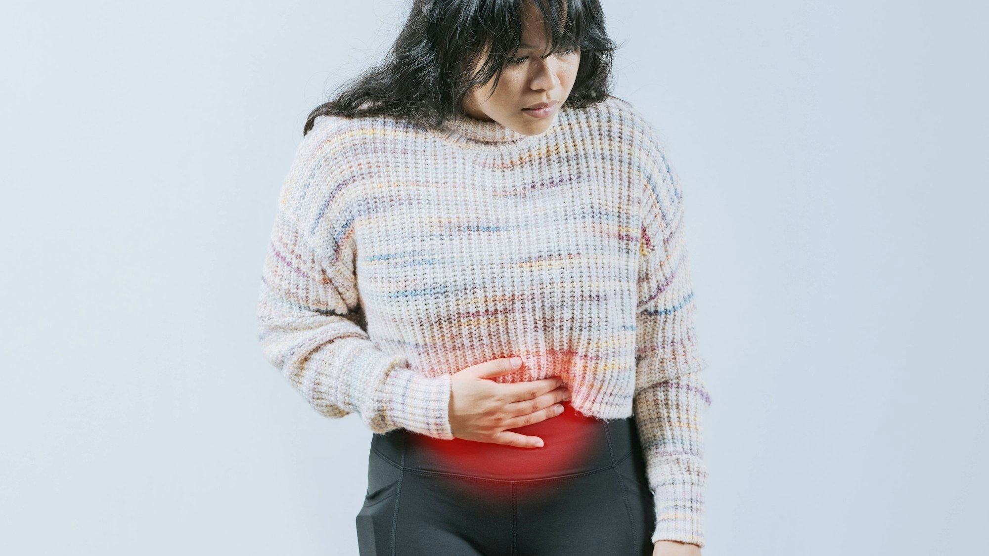 Junge Frau mit Bauchschmerzen