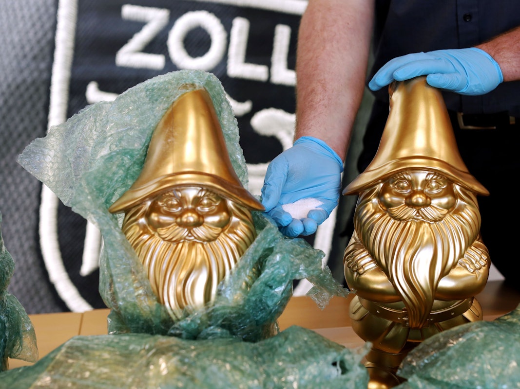 03.03.2026, Köln: Der Zoll präsentiert Ketamin-Großaufgriff. Die Partydroge wird immer beliebter in Deutschland. Unter anderem hat der Zoll in einer Paketsendung 25 kg Ketamin versteckt in einem goldenen Gartenzwerg gefunden.