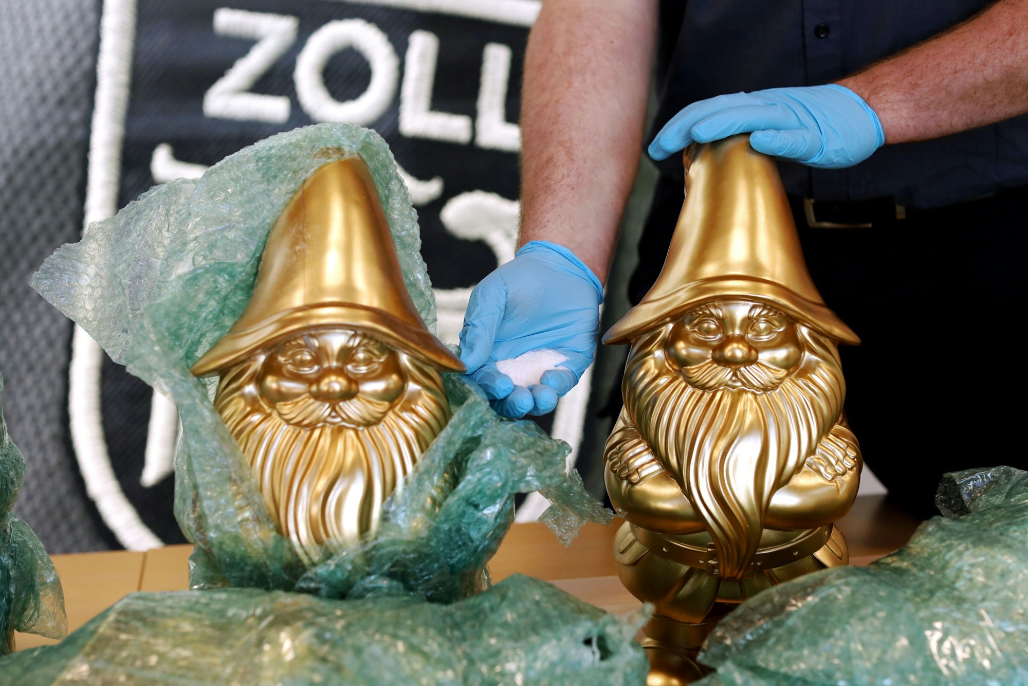 03.03.2026, Köln: Der Zoll präsentiert Ketamin-Großaufgriff. Die Partydroge wird immer beliebter in Deutschland. Unter anderem hat der Zoll in einer Paketsendung 25 kg Ketamin versteckt in einem goldenen Gartenzwerg gefunden.