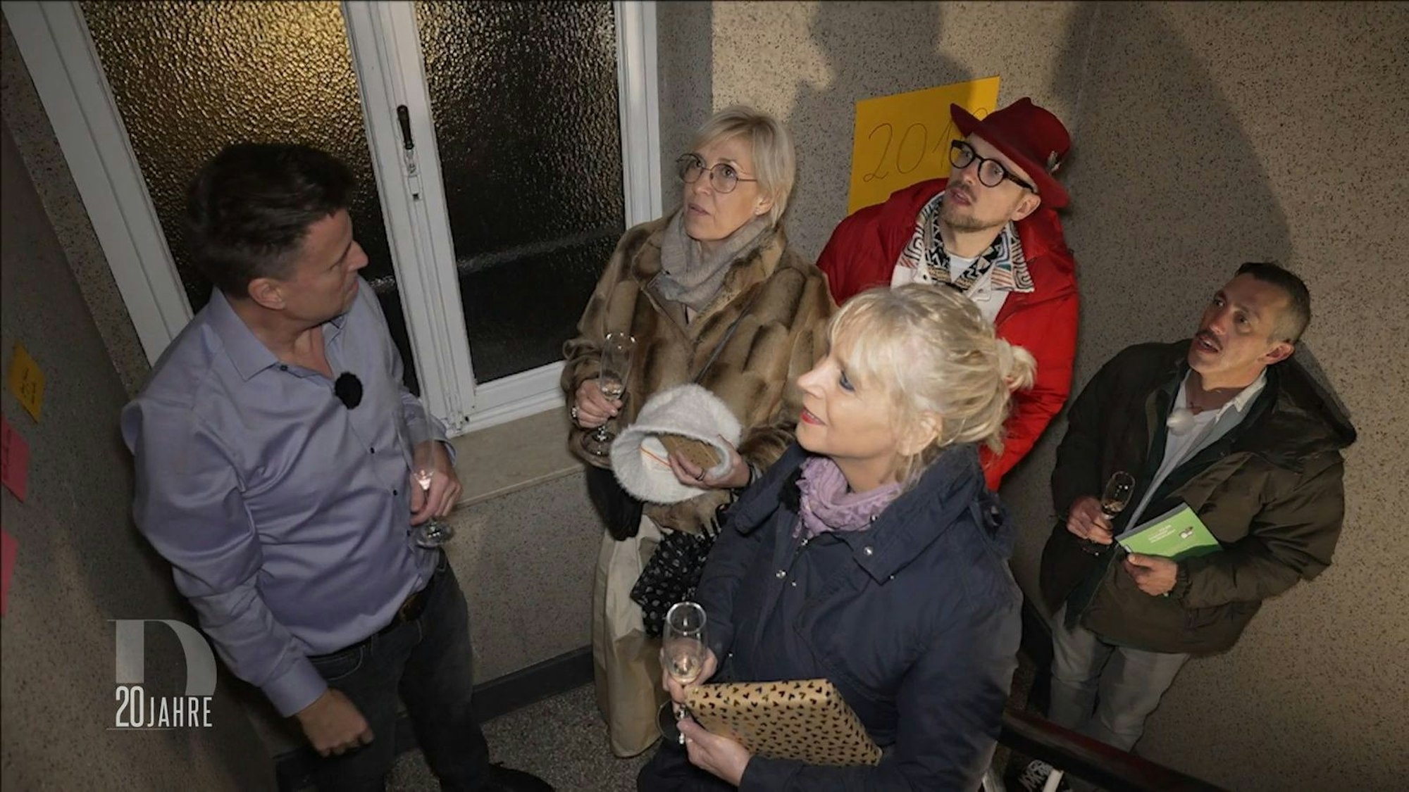 Katrin, Gunni, Ees und Moritz bekommen von Eik eine Führung im Treppenhaus durch 20 Jahre „Das perfekte Dinner“.
(Bild: RTL)