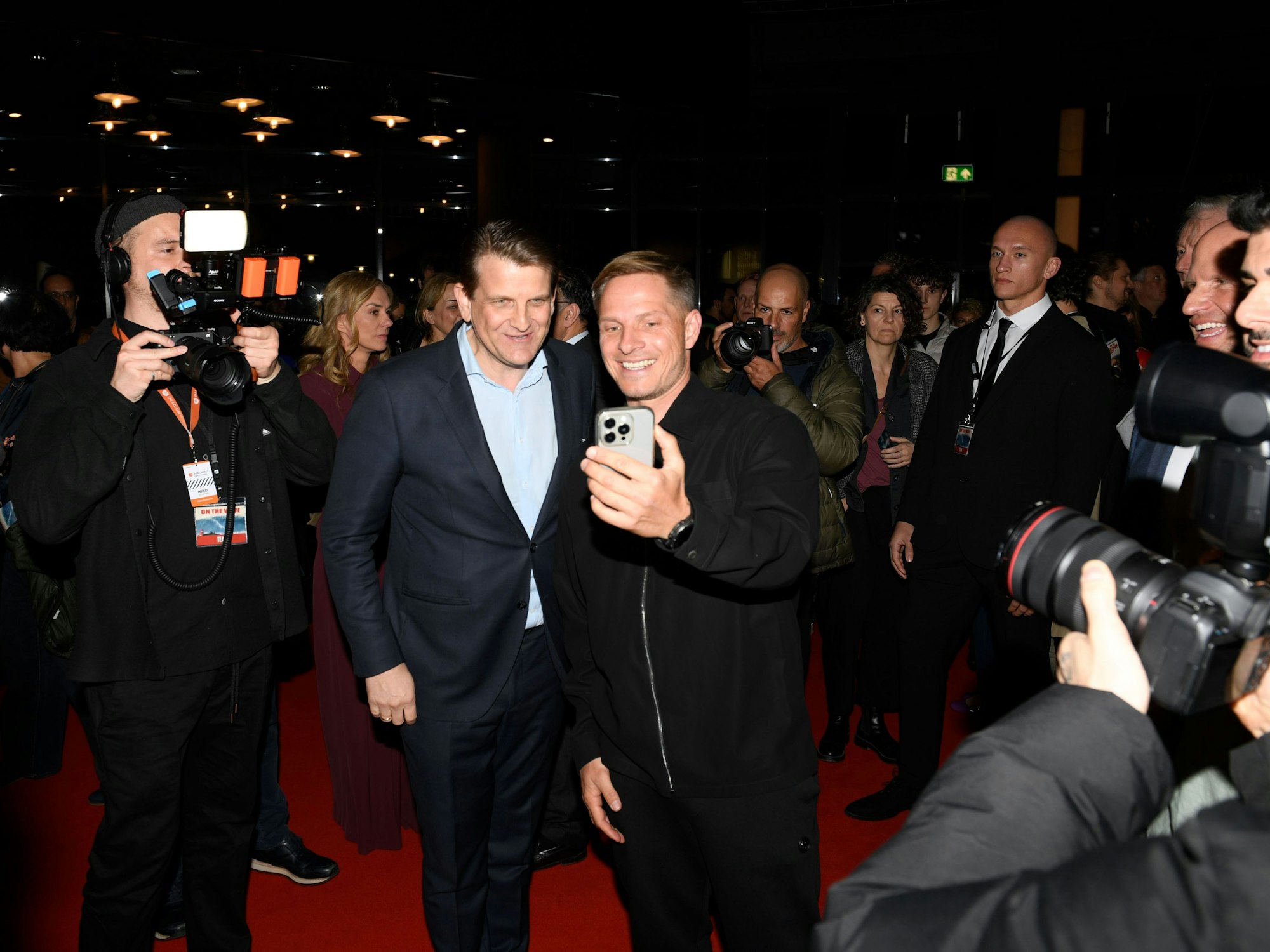 Sebastian Steudtner und Leopold Hoesch auf dem Roten Teppich.