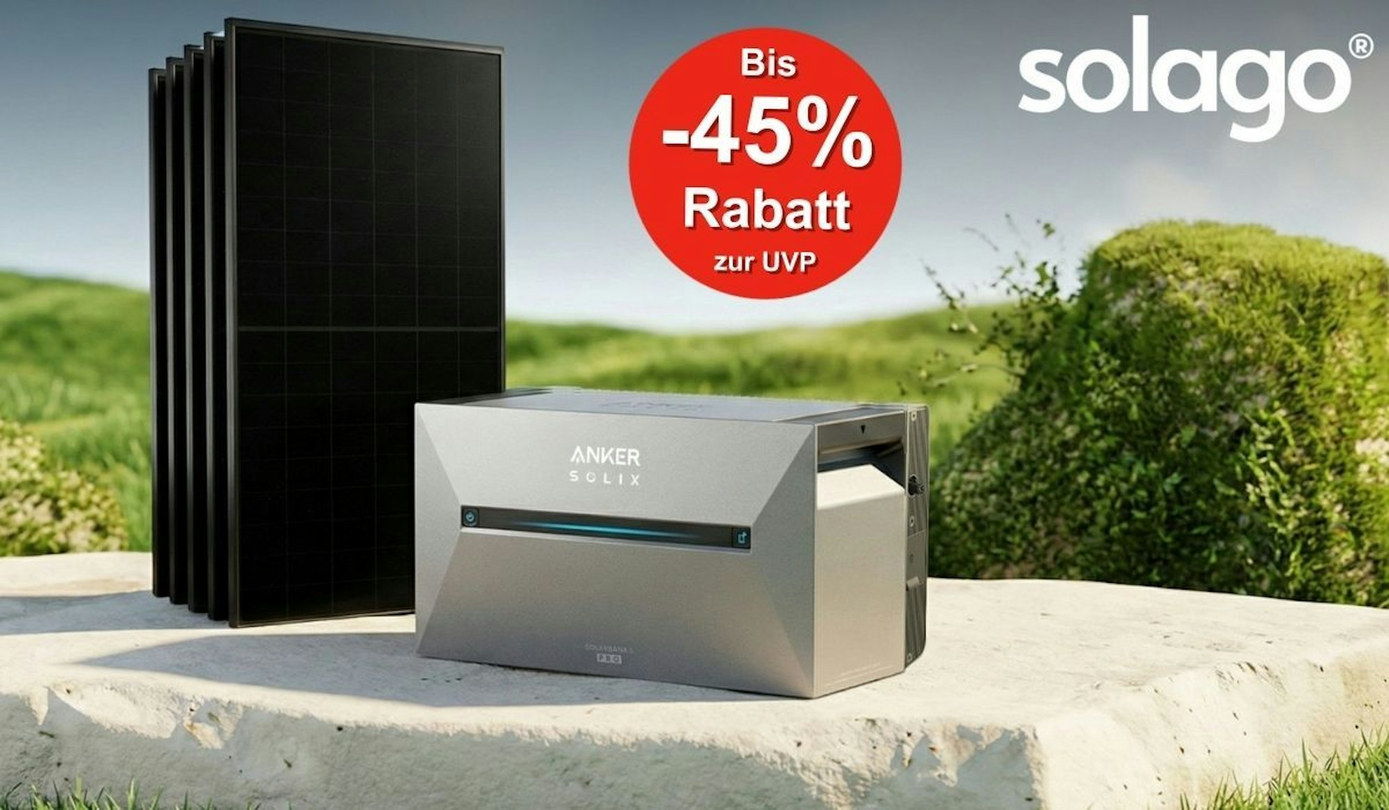 Vor einer grünen Grasfläche auf einer Steinplatte steht ein Balkonkraftwerk bestehend aus Solarpanelen und einem Anker Solix 3 Pro Speicher.