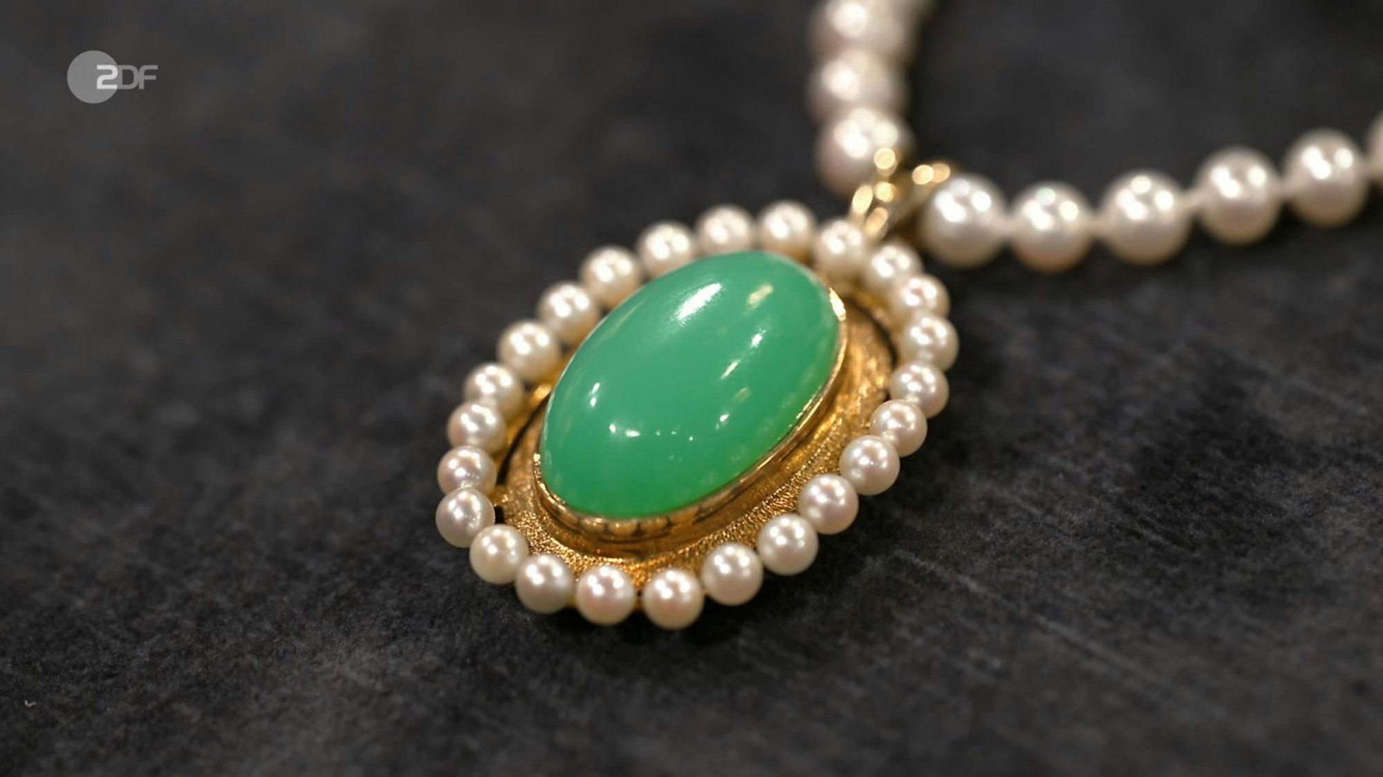 „Je nach Nickelmenge entsteht ein anderes Grün“, dozierte Rezepa-Zabel. (Bild: ZDF)